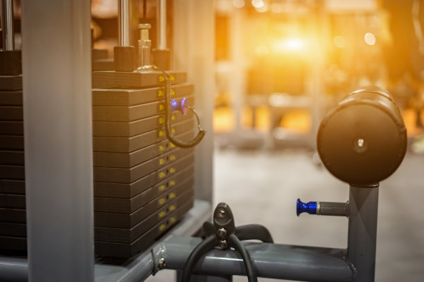 运动场所的健身房和重量训练器材，健康生活和健身房的运动器材和运动理念，文案空间图片下载