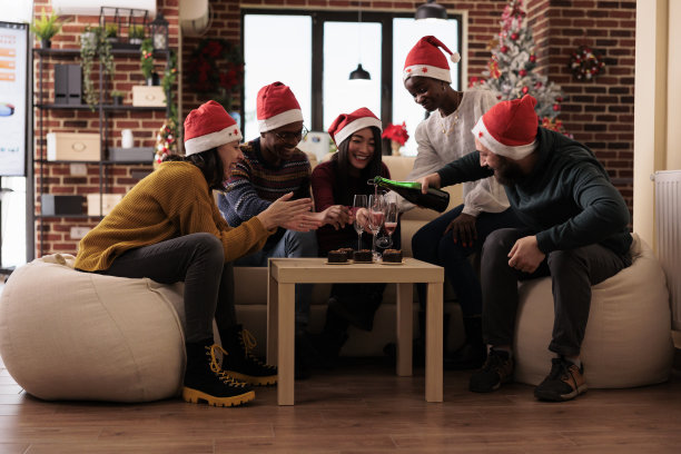 各种各样的人在圣诞办公室派对上喝酒图片下载