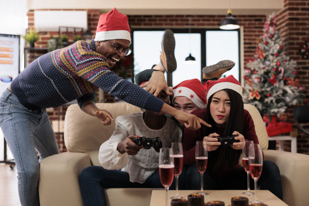 欢乐的人们在圣诞派对上享受游戏比赛图片下载