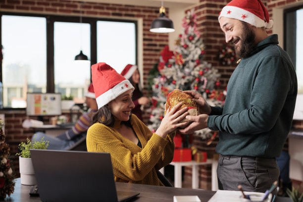 男员工给在职女员工送礼盒图片下载