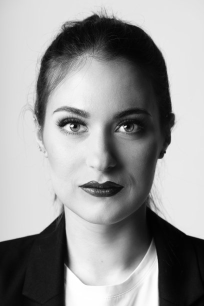 特写美丽的女人工作室肖像在白色背景图片下载