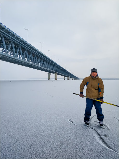 乌里扬诺夫斯克的一座大桥以伏尔加河上的曲棍球运动员为背景。图片下载