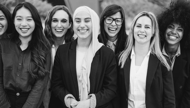 在户外对着镜头微笑的多民族女商人同事图片下载