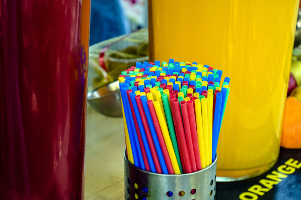 两杯清爽的夏季饮料，冷新鲜的樱桃和橘子柠檬汁，和五颜六色的吸管。图片下载