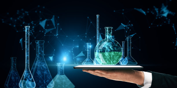 近商人手持平板与发光的蓝色科学低聚网络和烧瓶上模糊的背景。遗传研究。基因工程。DNA基因组。现代医学和生物技术。人类的细胞生物学。图片下载