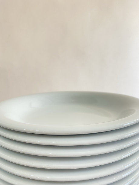 一堆盘子靠近图片下载