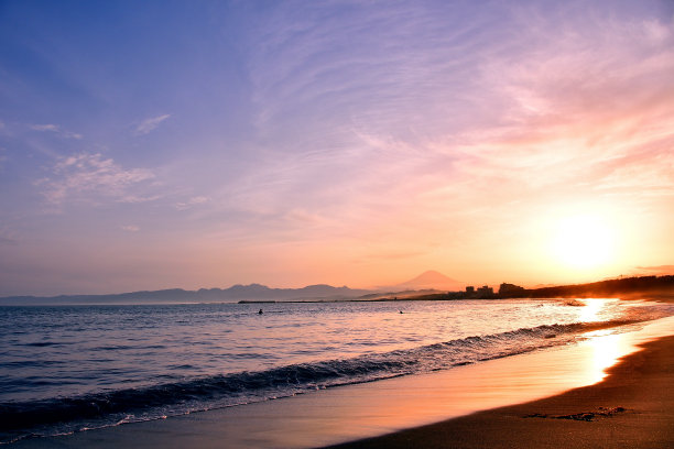 黄昏时的千崎海岸和富士山。图片下载