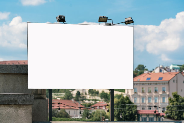 空白旗固定在城市桥梁上，衬托城市景观图片下载