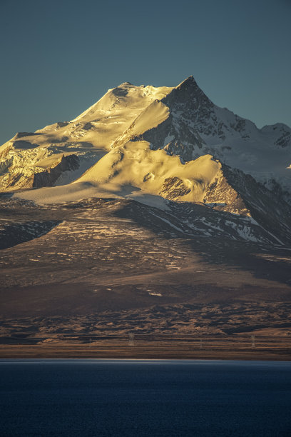 佩库错湖的日出和希沙邦马雪山群图片下载