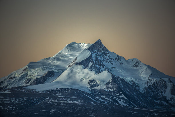 西夏邦玛雪山群的日出图片下载