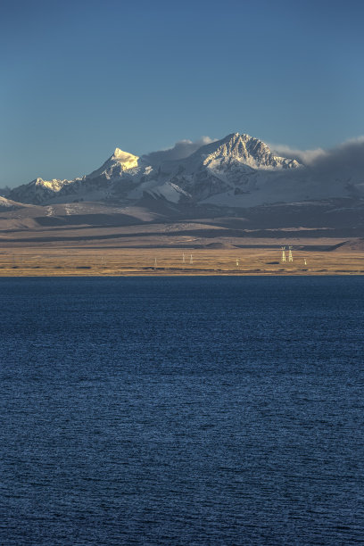 佩库错湖和希沙邦玛雪山群图片下载