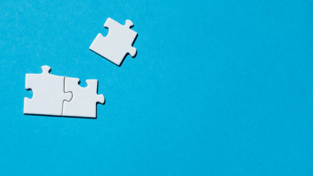 蓝色背景上的白色拼图。桌面游戏的概念。图片下载