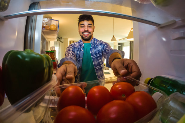 男人看着冰箱里的食物图片下载