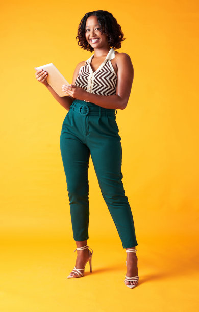 肖像的创意，时尚和女性模特在办公室或工作穿在数字平板电脑上工作。全长快乐，美丽和设计师的商业女性与技术站在一个工作室。图片下载