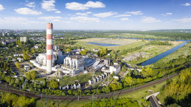 鸟瞰波兰什切青的燃煤电厂与铁路支线图片下载