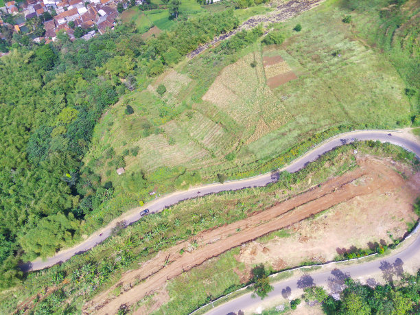 风景优美的道路弯道在山顶-股票照片图片下载
