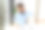 商人拿着笔记本电脑坐在桌子前后感到脖子疼。因长时间在电脑上工作而患上办公室综合症的疲劳男子。他正在按摩他紧张的颈部肌肉图片下载