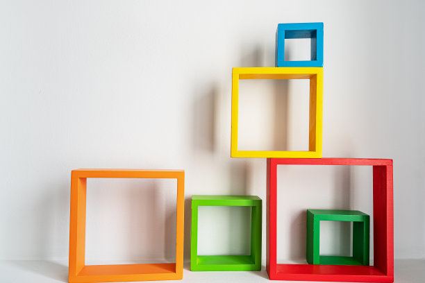 带有彩色方块的抽象背景。图片下载