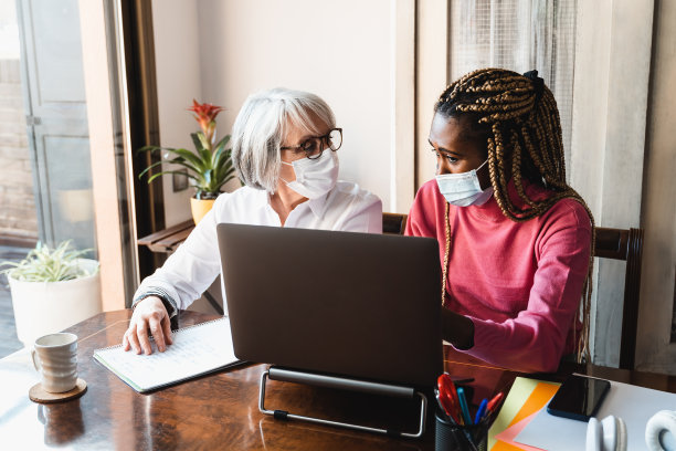 多种族和世代的商业人士在办公室内工作戴着安全面具-关注非洲女孩的脸图片下载