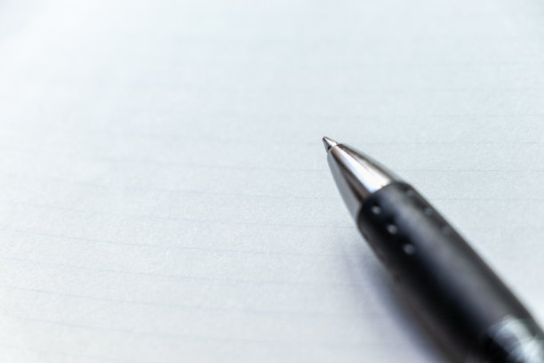 白色笔记本上的圆珠笔图片下载