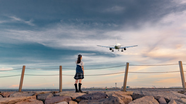 看飞机的女孩图片下载