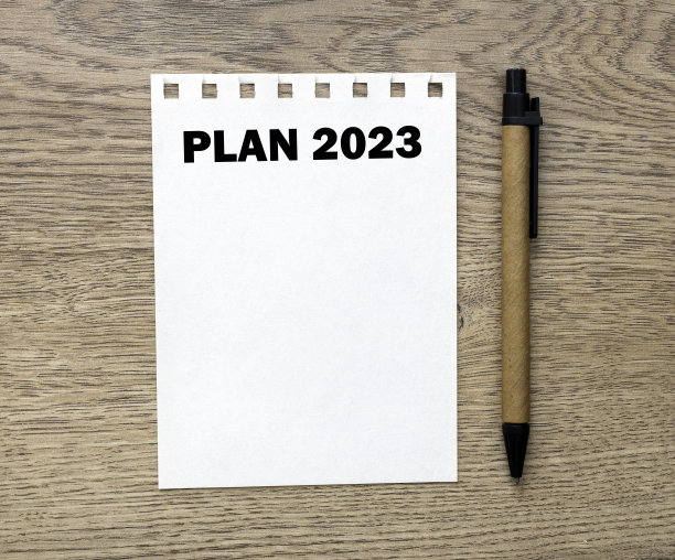 在办公室笔记本上写下2023个单词。在商业概念。新年计划。图片下载