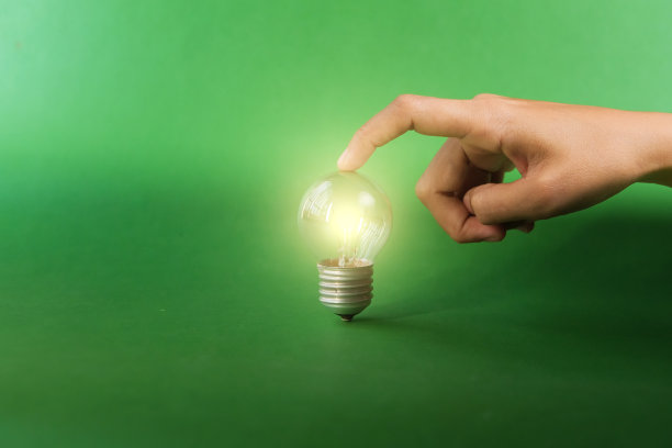 发光灯泡和创新思维的创意理念在女性手中图片下载