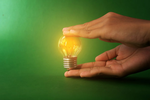 发光灯泡和创新思维的创意理念在女性手中图片下载