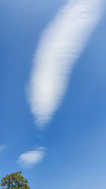 云彩在蓝天上以感叹号的形式出现。夏天的天气。图片下载