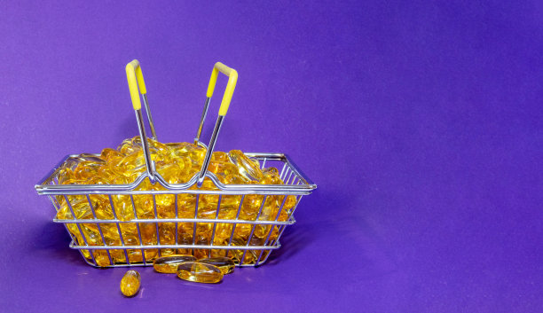 许多鱼油胶囊堆放在杂货店的篮子里图片下载