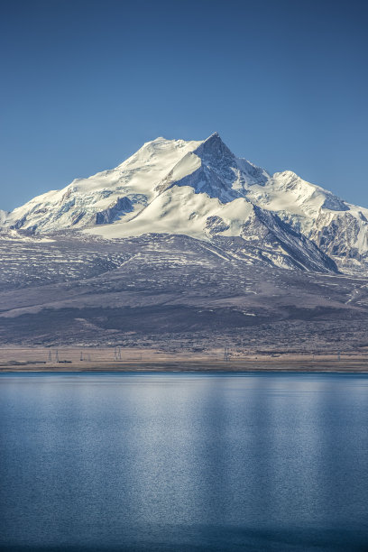 佩库错湖和希沙邦玛雪山群图片下载
