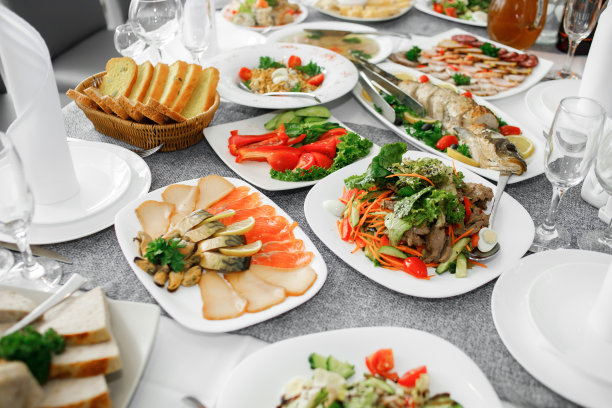 宴会桌上的鱼菜、标志、小吃、蔬菜图片下载