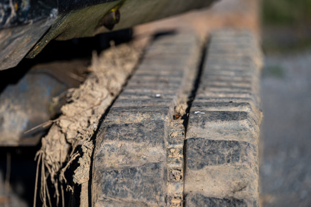 小型挖掘机履带的特写。图片下载