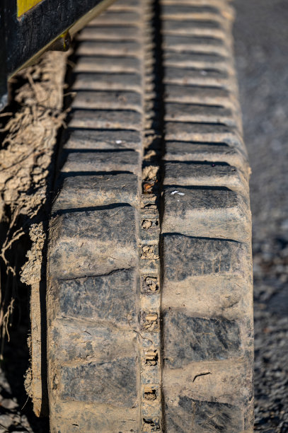 小型挖掘机履带的特写。图片下载