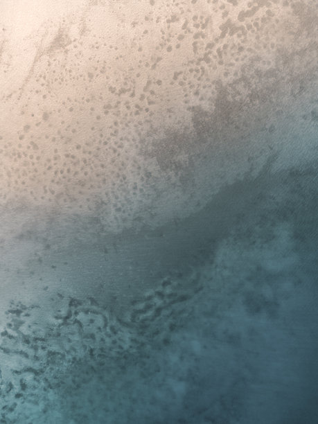 海水很浅。在透明的水面下可以看到底部的地形。鸟瞰图图片下载