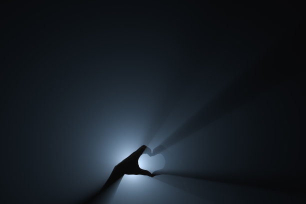 心形，举手示意。爱、和平和尊重的姿态图片下载