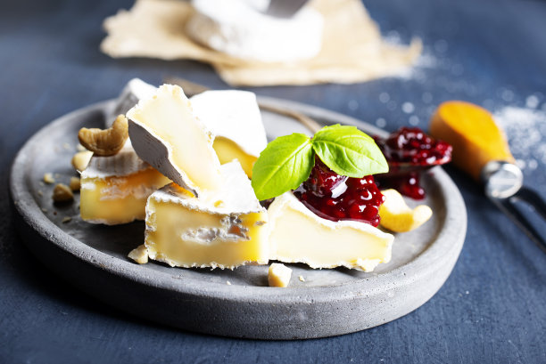 灰色盘子上有卡门贝尔奶酪和果酱图片下载