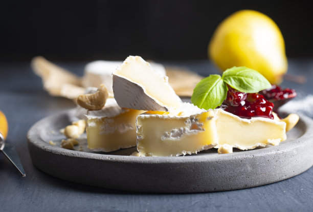 灰色盘子上有卡门贝尔奶酪和果酱图片下载