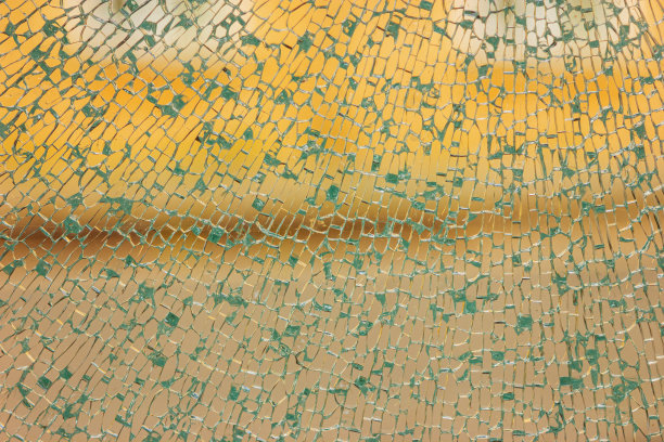 破碎的玻璃表面有小裂缝，看起来像一张网。图片下载