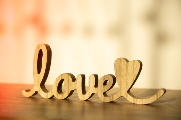 木字爱与心的浪漫。简约贺卡的概念，为情人节、母亲节、妇女节的喜庆横幅节日贺卡的概念。婚礼装饰。图片下载