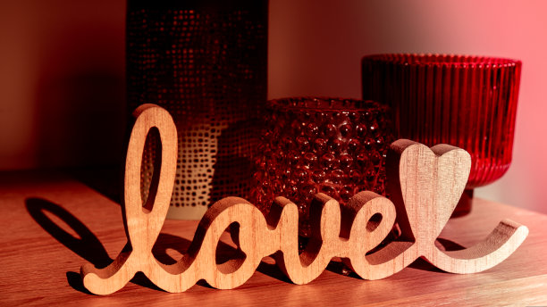 木字爱与心的浪漫。简约贺卡的概念，为情人节、母亲节、妇女节的喜庆横幅节日贺卡的概念。婚礼装饰。图片下载