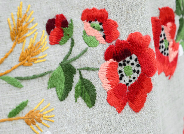 亚麻织物上的花卉刺绣图片下载
