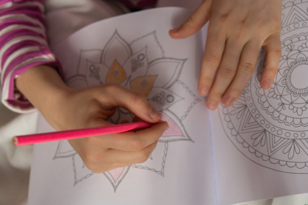 女性绘画曼荼罗抗压力页，以对抗压力。放松，爱好，心理健康和艺术治疗。女人画素描，沉思涂色的过程。艺术的自我表达图片下载