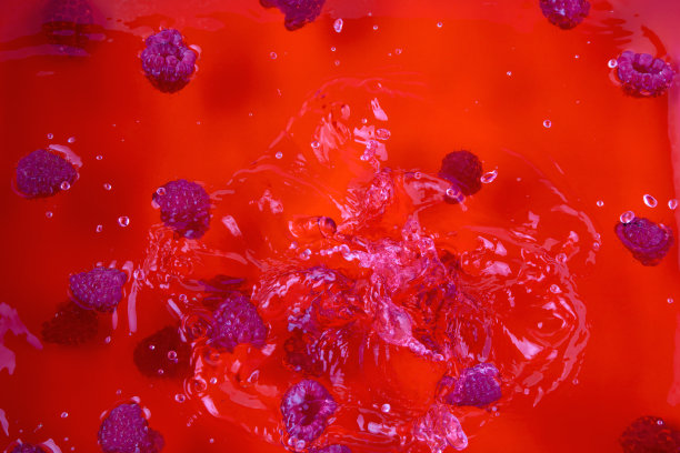 覆盆子汁和成熟果汁飞溅飞溅液体新鲜水果浆果水背景图片下载