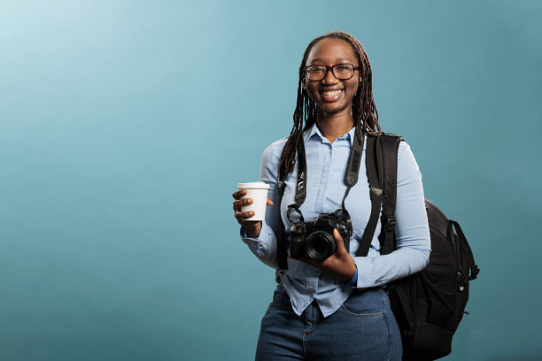 有摄影爱好的年轻成年女子对着相机由衷地微笑图片下载