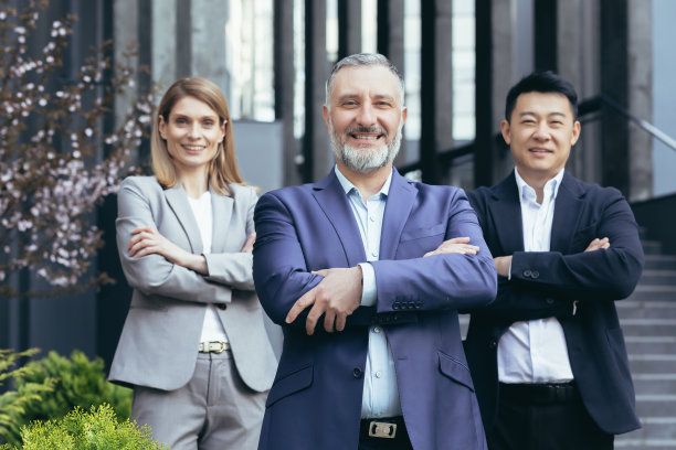 多元化的梦之队，资深白发商人老板与同事在办公室外图片下载