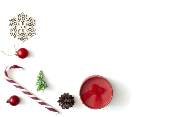 圣诞装饰品，礼品盒，糖果手杖在红色平铺框白色背景拷贝空间。贺岁卡，模型，概念图片下载