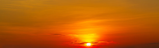 强烈的日出全景与银色衬和橙色的天空云。图片下载