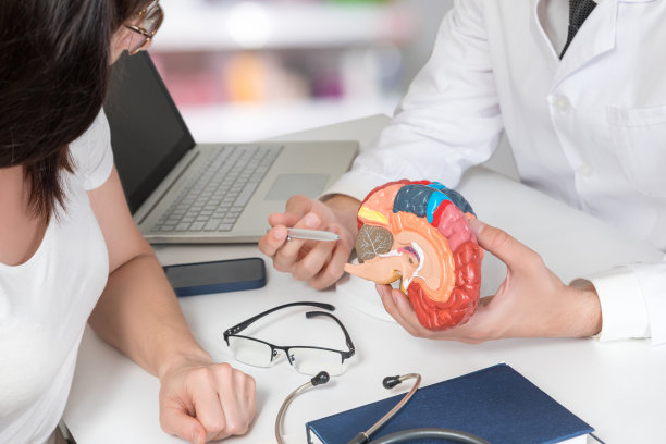 医生向病人解释大脑功能。图片下载