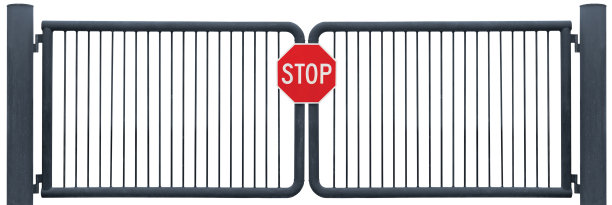 破旧风化的车辆门，红色道路障碍停止标志，封闭旧锈黑孤立全景，大详细水平全景特写图片下载